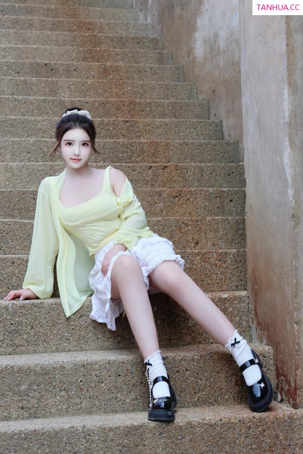   [XiuRen]高清写真图 2024.08.16 No.9024 小薯条nienie 美乳性感第25张图片
